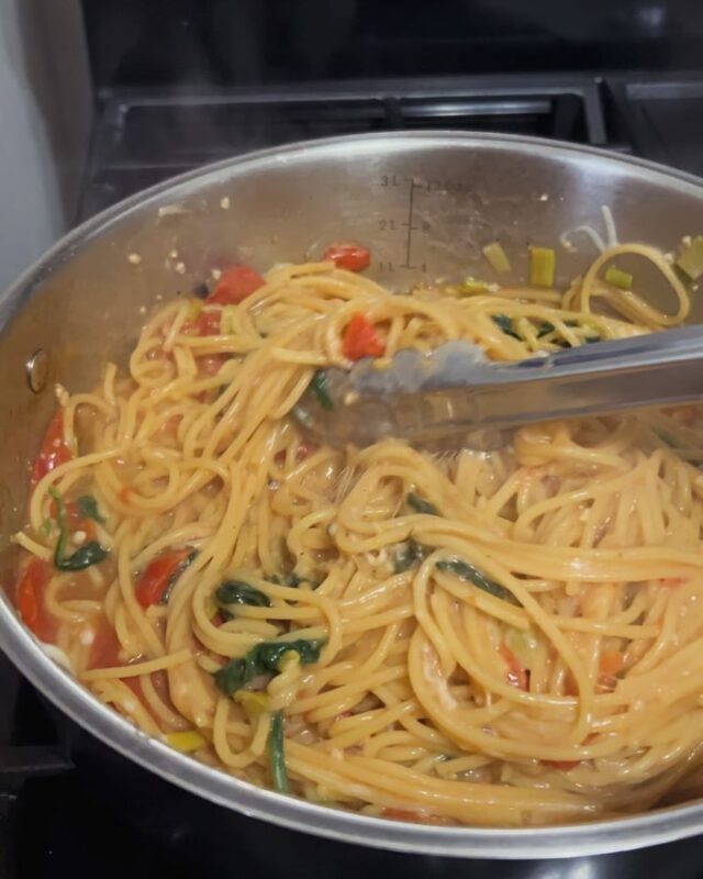 Soooo I tried my hand at that Megan Sussex pasta from that Netflix show that everyone was talking about…. I kinda went off of Martha Stewart’s version since there isn’t a real recipe that the duchess shared herself. This stuff is pretty good, for having just a few simple ingredients. All of it was gone within a hour of me making it 🤷🏽♀️ #sussexpasta #meganmarklepasta #iwasboredandhungry #onepanpasta